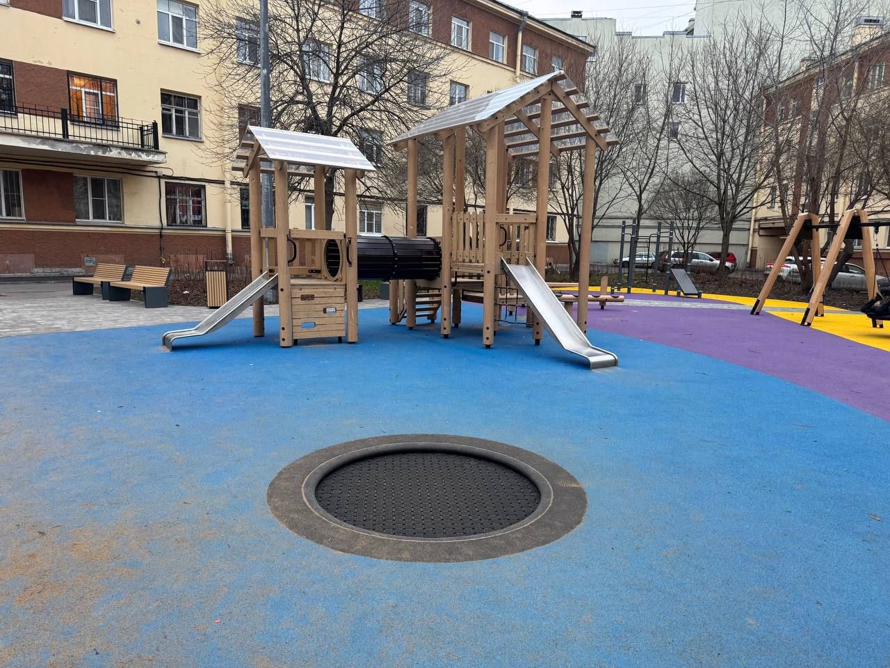 Встроенный уличный батут